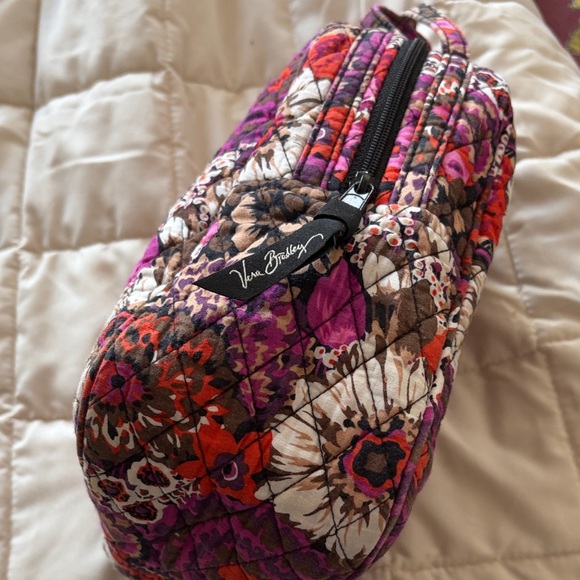 Vera Bradley floral Bag with White Wipeable Lining - Picture 5 of 13